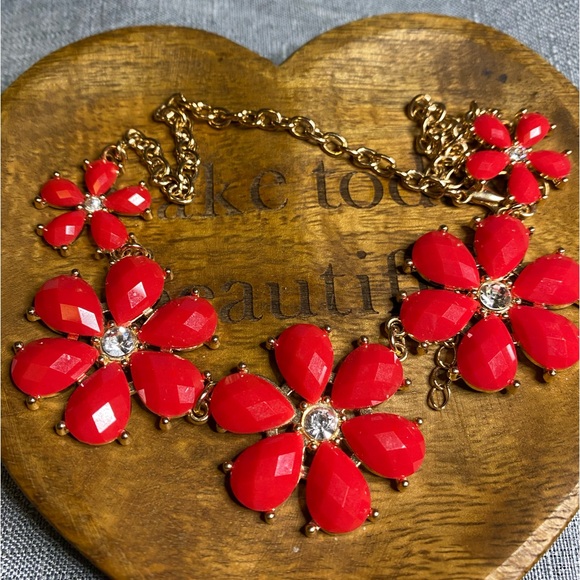 Daisy smaller statement piece necklace. - Picture 1 of 2